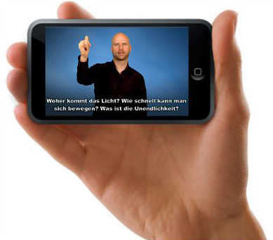 Foto iPhone in der Hand. Auf dem iPhone läuft ein Video mit einem gebärdenden Kulturvermittler und ist untertitelt.