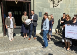 Eine Parade begrüsste die Grossrätinnen und Grossräte mit einem Flyer und erklärten ihr Anliegen.