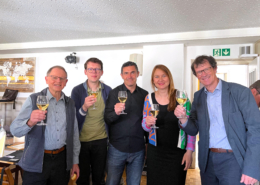 Auf ein Weisswein stossen an: Leander Heldner, Christophe Lesimple, Theo Juker, Brigitte Schökle, Christoph Künzler