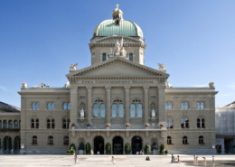 Foto Bundeshaus vom Bundesplatz her.