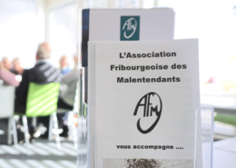 Logo von AFM mit Personen im Hintergrund