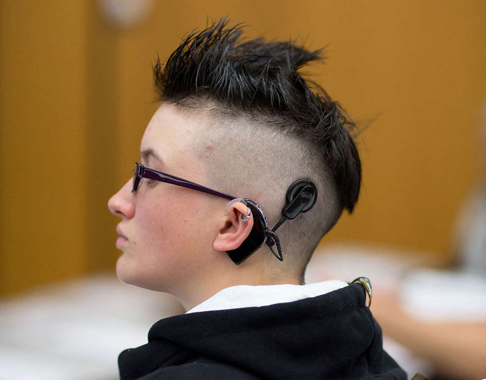 Tagungsteilnehmer mit Cochlea-Implantat