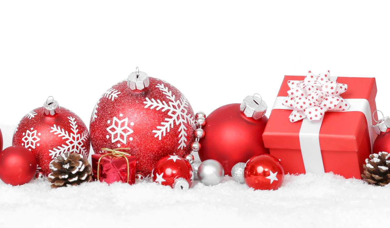 Weihnachtsbaumkugeln und Geschenke in Rot