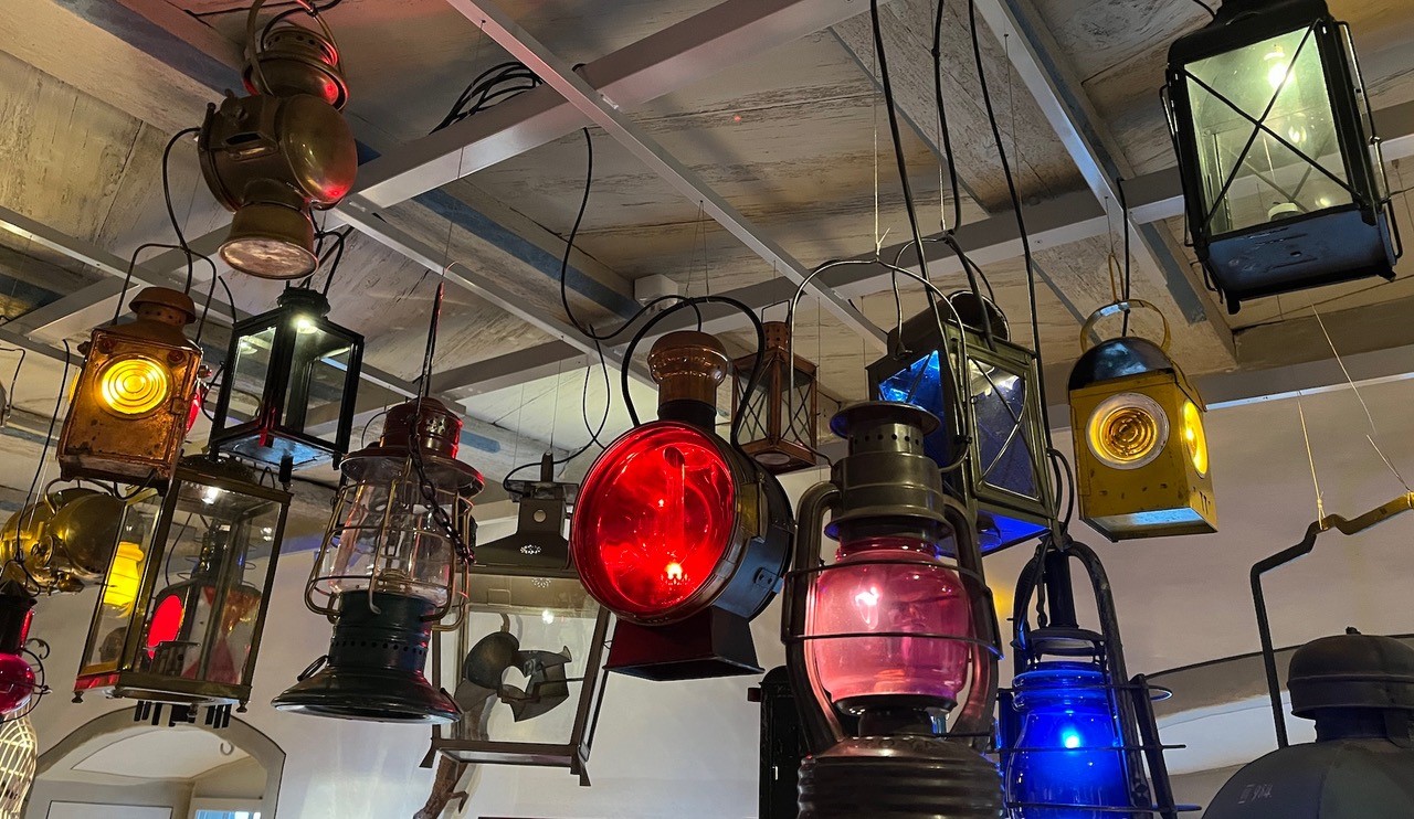 Bunte Lampions hängen an der Decke