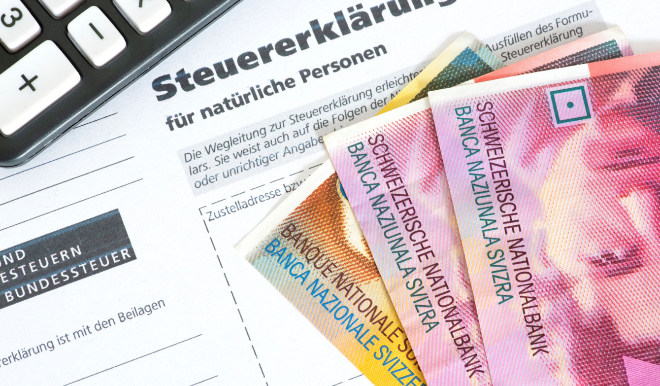 Visualisierung Steuererklärung mit Geldnoten und Taschenrechner.