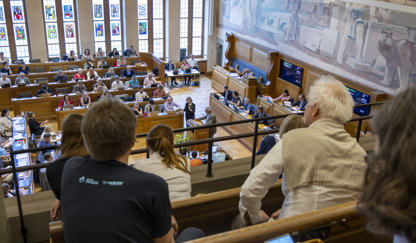 Gebannt verfolgen gehörlose und hörbehinderte Menschen die Debatte.