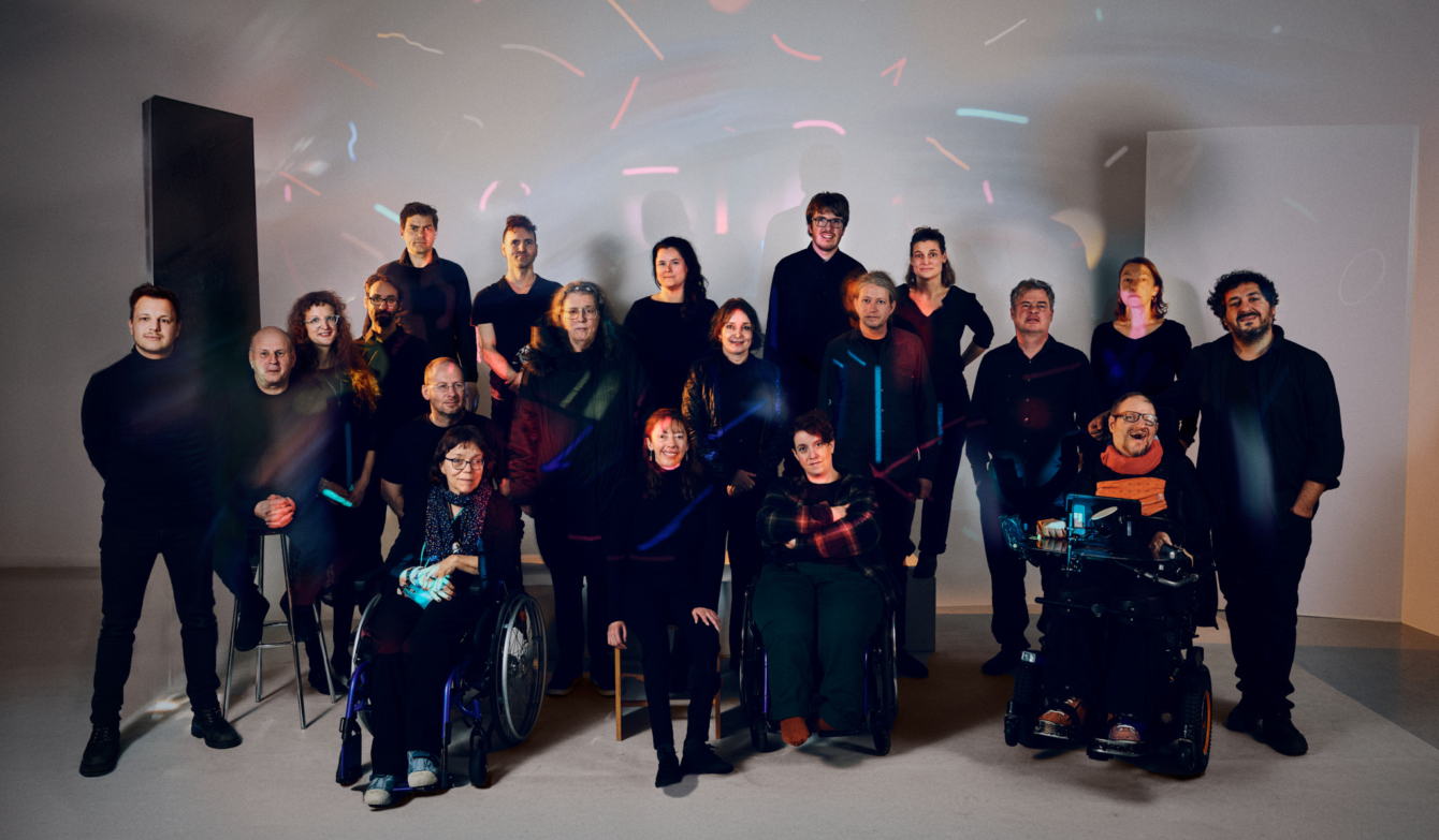 Bühnenbild mit verschiedenen Musikanten und Darstellenden