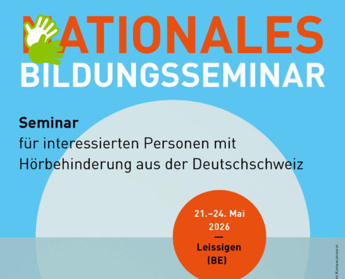 Grafisches Plakat mit einem hellblauen Hintergrund und grossen, auffälligen Titeln. Oben steht in grossen orangefarbenen Buchstaben ‹NATIONALES› und darunter in weissen Grossbuchstaben ‹BILDUNGSSEMINAR›. Darunter folgt Text in Schwarz: ‹Seminar für interessierte Personen mit Hörbehinderung aus der Deutschschweiz›. Im unteren Bereich befindet sich eine grosse Halbkreisform in hellem Grau vor blauem Hintergrund. Darauf liegt ein runder oranger Kreis, in dem in Weiss der Veranstaltungszeitraum steht: ‹21.–24. Mai 2026›. Unter einer dünnen schwarzen Trennlinie steht ‹Leissigen (BE)›. Ganz unten ausserhalb des sichtbaren Bereichs, wie von Ihnen erwähnt: das Logo des Schweizerischen Gehörlosenbundes
