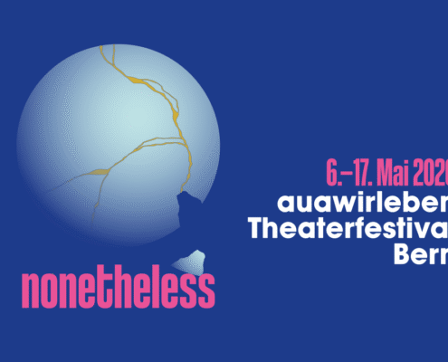Auf dunkelblauem Hintergrund schwebt links eine grosse, hellblaue Kugel. Feine goldene Risse ziehen sich über ihre Oberfläche, als würde sie sanft aufbrechen. Unten berührt eine kleine weisse Form die Kugel, fast wie eine Hand oder ein Lichtfleck. Rechts stehen in pinker und weisser Schrift die Angaben zum Theaterfestival: ‹6.–17. Mai 2026›, ‹auawirleben Theaterfestival Bern›. Unter der Kugel steht das Wort ‹nonetheless› in kräftigem Pink. Das Bild wirkt ruhig, geheimnisvoll und ein wenig verheissungsvoll.