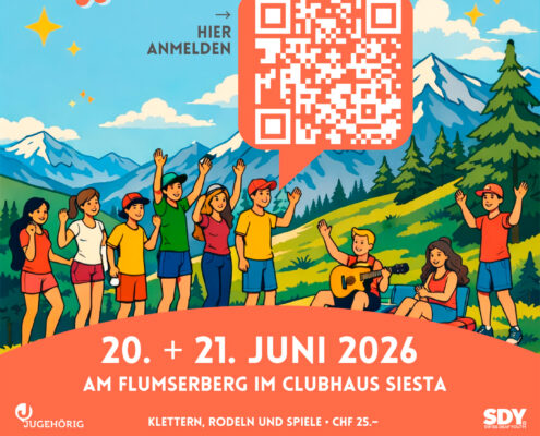 Im Vordergrund des Plakats sitzt eine fröhliche Gruppe junger Menschen auf einer Wiese in den Bergen. Einige stehen, einige sitzen, eine Person spielt Gitarre, andere heben die Arme in die Luft, als ob sie gerade beschlossen haetten, dass das Leben eigentlich ziemlich gut ist. Alle tragen sommerliche Kleidung in leuchtenden Farben wie Rot, Gelb, Blau und Gruen. Der Hintergrund zeigt eine weite Alpenlandschaft mit dunkelgruenen Tannen, hellgruener Wiese und hohen, schneebedeckten Bergen unter einem blauen Himmel. Wolken schweben friedlich vorbei, als haetten sie keinen Termindruck. Oben in der Mitte schwebt ein grosser, rot eingerahmter QR-Code mit einer Sprechblase. Daneben steht der Text: «Hier anmelden». Direkt darunter stehen die Veranstaltungsdaten in grossen weissen Buchstaben: «20. + 21. Juni 2026». Dann folgt der Hinweis: «Am Flumserberg im Clubhaus Siesta». Ganz unten steht: «Klettern, Rodeln und Spiele · CHF 25.–». Links ist ein Logo mit dem Schriftzug «Jugehörig», rechts das Logo «SDY».