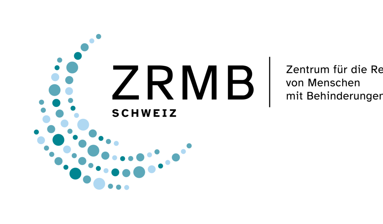 Das Bild zeigt ein Logo auf weissem Hintergrund. Links ist eine halbkreisförmige, nach oben offene Form aus vielen unterschiedlich grossen Punkten zu sehen. Die Punkte sind in verschiedenen Blautönen gehalten und wirken wie eine bewegte, leicht spiralförmige Linie. Rechts neben dieser Punktform steht gross der Schriftzug «ZRMB», darunter kleiner «Schweiz». Rechts davon, durch eine dünne senkrechte Linie getrennt, steht der Text «Zentrum für die Rechte von Menschen mit Behinderungen». Die Schrift ist schwarz, klar und sachlich gestaltet. Das gesamte Bild wirkt ruhig, modern und übersichtlich, mit viel freiem Raum und einem klaren Fokus auf Name und Auftrag der Organisation.