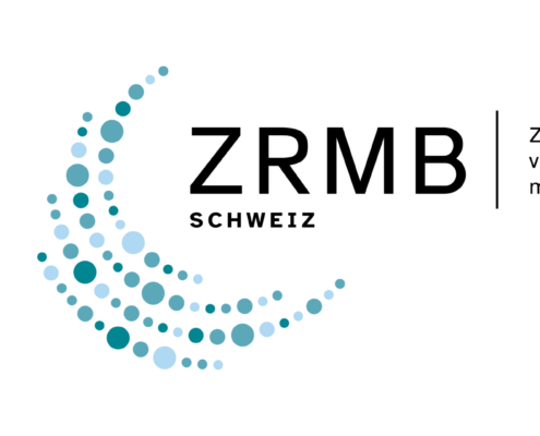 Das Bild zeigt ein Logo auf weissem Hintergrund. Links ist eine halbkreisförmige, nach oben offene Form aus vielen unterschiedlich grossen Punkten zu sehen. Die Punkte sind in verschiedenen Blautönen gehalten und wirken wie eine bewegte, leicht spiralförmige Linie. Rechts neben dieser Punktform steht gross der Schriftzug «ZRMB», darunter kleiner «Schweiz». Rechts davon, durch eine dünne senkrechte Linie getrennt, steht der Text «Zentrum für die Rechte von Menschen mit Behinderungen». Die Schrift ist schwarz, klar und sachlich gestaltet. Das gesamte Bild wirkt ruhig, modern und übersichtlich, mit viel freiem Raum und einem klaren Fokus auf Name und Auftrag der Organisation.