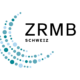 Das Bild zeigt ein Logo auf weissem Hintergrund. Links ist eine halbkreisförmige, nach oben offene Form aus vielen unterschiedlich grossen Punkten zu sehen. Die Punkte sind in verschiedenen Blautönen gehalten und wirken wie eine bewegte, leicht spiralförmige Linie. Rechts neben dieser Punktform steht gross der Schriftzug «ZRMB», darunter kleiner «Schweiz». Rechts davon, durch eine dünne senkrechte Linie getrennt, steht der Text «Zentrum für die Rechte von Menschen mit Behinderungen». Die Schrift ist schwarz, klar und sachlich gestaltet. Das gesamte Bild wirkt ruhig, modern und übersichtlich, mit viel freiem Raum und einem klaren Fokus auf Name und Auftrag der Organisation.