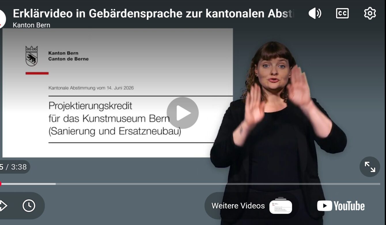 Screenshot eines Erklärvideos des Kantons Bern zur kantonalen Abstimmung vom 14. Juni 2026. Rechts im Bild steht eine Gebärdensprachdolmetscherin vor dunkelgrauem Hintergrund und übersetzt den Inhalt in Gebärdensprache. Sie trägt dunkle Kleidung und ist mit erhobenen Händen mitten in einer Gebärde zu sehen. Links ist die eingeblendete Titelfolie des Videos sichtbar mit dem Logo des Kantons Bern und dem Titel «Projektierungskredit für das Kunstmuseum Bern (Sanierung und Ersatzneubau)». Oben ist die Videoüberschrift «Erklärvideo in Gebärdensprache zur kantonalen Abstimmung» eingeblendet. Unten sind die typischen Bedienelemente eines YouTube-Videos mit Fortschrittsanzeige sichtbar.