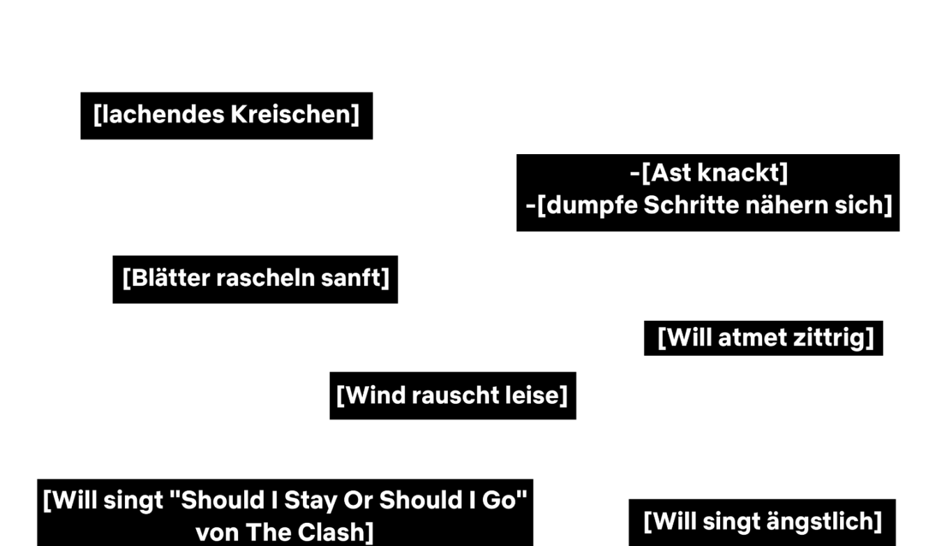Grafische Darstellung auf hellgrauem Hintergrund zum Thema Untertitel beziehungsweise Closed Captions in Film und Serien. Oben links steht der Titel «Stranger Things (S05E01)». Über das Bild verteilt sind mehrere schwarze Textfelder mit weisser Schrift, die Geräusche und akustische Informationen beschreiben. Dazu gehören «[lachendes Kreischen]», «[Blätter rascheln sanft]», «[Wind rauscht leise]», «-[Ast knackt]», «-[dumpfe Schritte nähern sich]», «[Will atmet zittrig]», «[Will singt ängstlich]» sowie «[Will singt "Should I Stay Or Should I Go" von The Clash]». Die Elemente sind räumlich über die Fläche verteilt und vermitteln den Eindruck einer Szene, in der akustische Ereignisse im Raum verortet werden. Die Grafik veranschaulicht, wie erweiterte Untertitel nicht nur gesprochene Sprache, sondern auch Geräusche, Musik und emotionale Hinweise zugänglich machen.