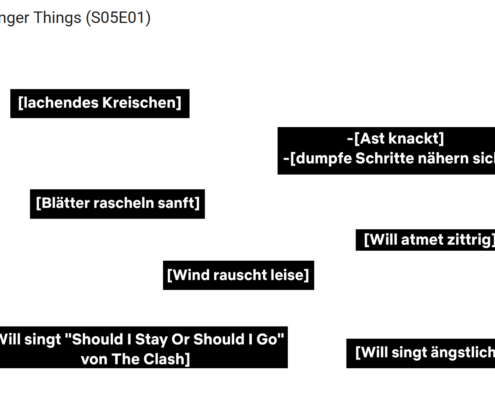 Grafische Darstellung auf hellgrauem Hintergrund zum Thema Untertitel beziehungsweise Closed Captions in Film und Serien. Oben links steht der Titel «Stranger Things (S05E01)». Über das Bild verteilt sind mehrere schwarze Textfelder mit weisser Schrift, die Geräusche und akustische Informationen beschreiben. Dazu gehören «[lachendes Kreischen]», «[Blätter rascheln sanft]», «[Wind rauscht leise]», «-[Ast knackt]», «-[dumpfe Schritte nähern sich]», «[Will atmet zittrig]», «[Will singt ängstlich]» sowie «[Will singt "Should I Stay Or Should I Go" von The Clash]». Die Elemente sind räumlich über die Fläche verteilt und vermitteln den Eindruck einer Szene, in der akustische Ereignisse im Raum verortet werden. Die Grafik veranschaulicht, wie erweiterte Untertitel nicht nur gesprochene Sprache, sondern auch Geräusche, Musik und emotionale Hinweise zugänglich machen.