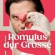 Nahaufnahme: Ein Auge eines Menschen blickt frontal, daneben überlappt der Kopf eines weissen Huhns mit rotem Kamm; im Hintergrund grosse rote Formen und der weisse Schriftzug «Romulus der Grosse».