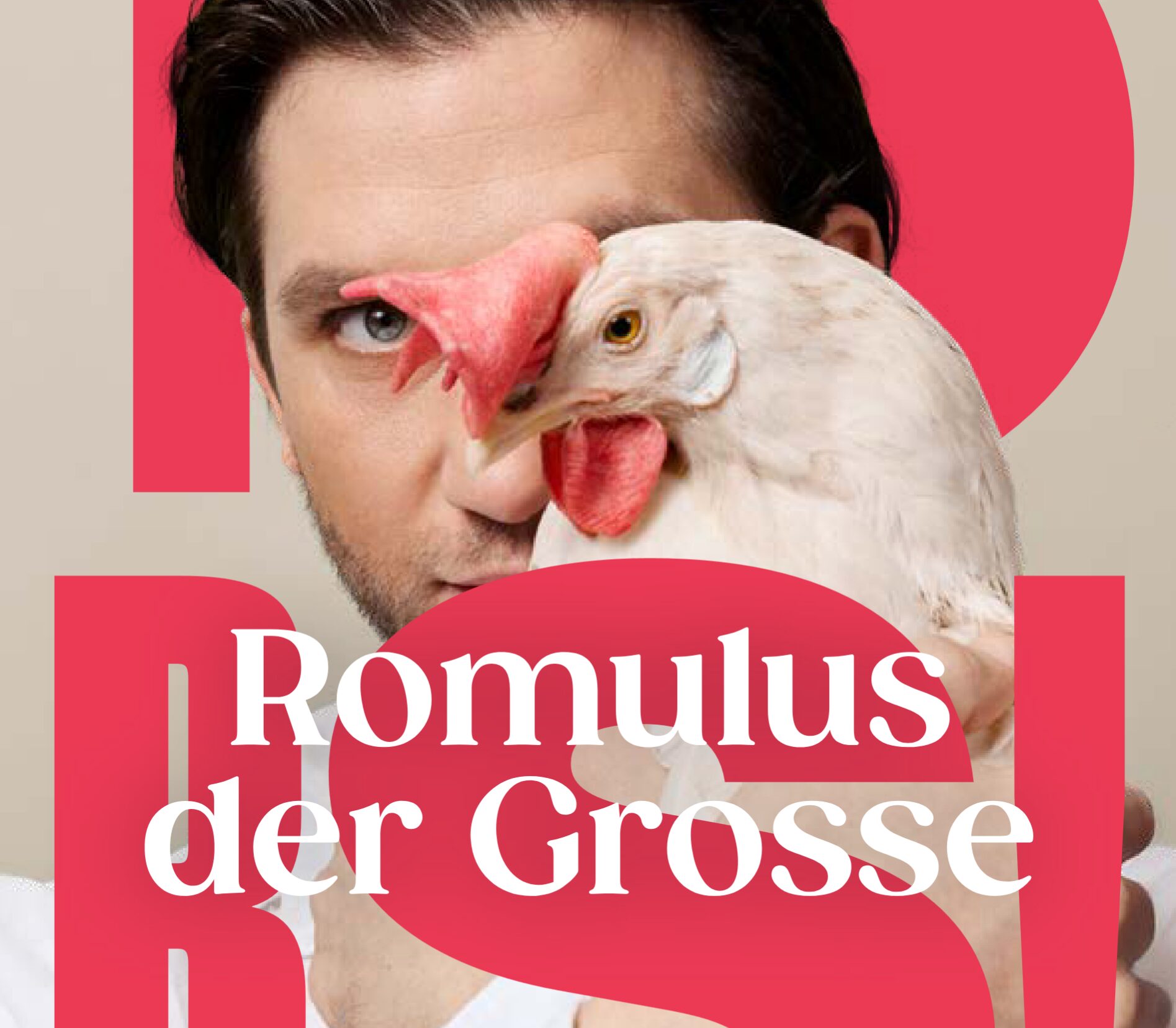 Nahaufnahme: Ein Auge eines Menschen blickt frontal, daneben überlappt der Kopf eines weissen Huhns mit rotem Kamm; im Hintergrund grosse rote Formen und der weisse Schriftzug «Romulus der Grosse».