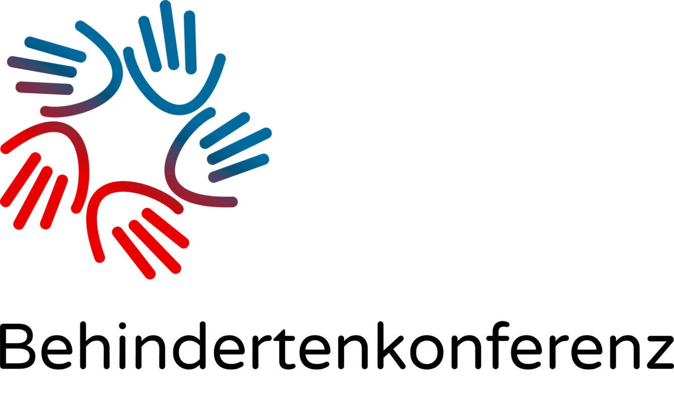 Logo der Berner Kantonalen Behindertenkonferenz (BKBK). Links ist ein stilisiertes, abstraktes Symbol in Blau und Rot zu sehen, das Bewegung, Vernetzung und Vielfalt andeutet. Rechts steht der Schriftzug «Berner Kantonale Behindertenkonferenz» in schwarzer Schrift, darunter kleiner «Kanton Bern». Das Logo wirkt modern, klar und sachlich.