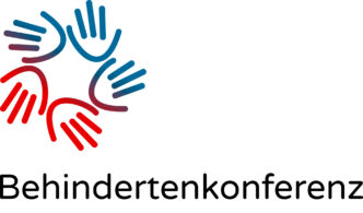 Logo der Berner Kantonalen Behindertenkonferenz (BKBK). Links ist ein stilisiertes, abstraktes Symbol in Blau und Rot zu sehen, das Bewegung, Vernetzung und Vielfalt andeutet. Rechts steht der Schriftzug «Berner Kantonale Behindertenkonferenz» in schwarzer Schrift, darunter kleiner «Kanton Bern». Das Logo wirkt modern, klar und sachlich.