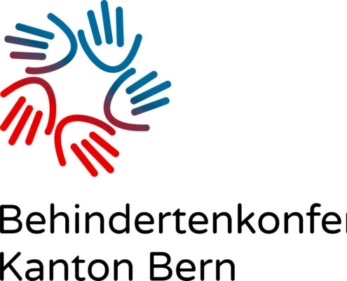 Logo der Berner Kantonalen Behindertenkonferenz (BKBK). Links ist ein stilisiertes, abstraktes Symbol in Blau und Rot zu sehen, das Bewegung, Vernetzung und Vielfalt andeutet. Rechts steht der Schriftzug «Berner Kantonale Behindertenkonferenz» in schwarzer Schrift, darunter kleiner «Kanton Bern». Das Logo wirkt modern, klar und sachlich.